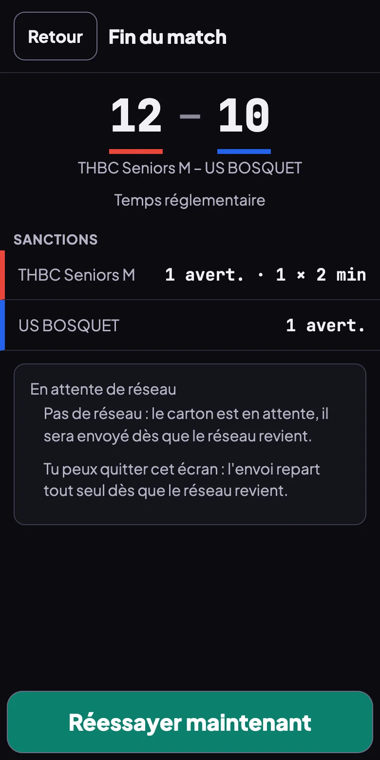 Écran Fin du match du téléphone : score 12 à 10, temps réglementaire, les sanctions de chaque équipe, l'encadré En attente de réseau qui dit que le carton sera envoyé dès que le réseau revient, et le bouton Réessayer maintenant