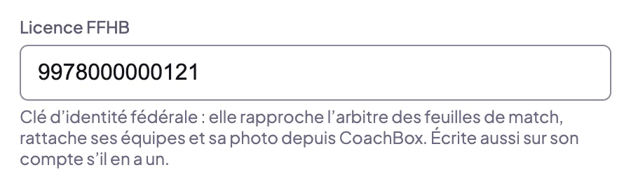 Champ Licence FFHB de la fiche d'un arbitre, rempli d'une licence fictive de 13 chiffres, avec l'aide : Clé d'identité fédérale : elle rapproche l'arbitre des feuilles de match, rattache ses équipes et sa photo depuis CoachBox. Écrite aussi sur son compte s'il en a un.