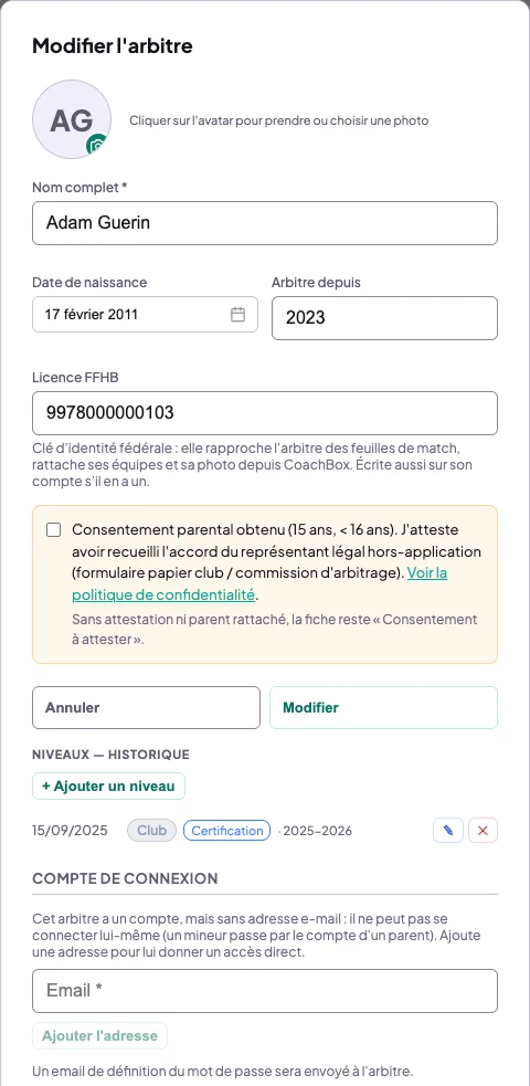 Fenêtre Modifier l'arbitre d'un arbitre de 15 ans : date de naissance, licence FFHB sur 13 chiffres, case Consentement parental obtenu non cochée, historique des niveaux avec Ajouter un niveau, puis Compte de connexion : un compte sans adresse e-mail et le bouton Ajouter l'adresse