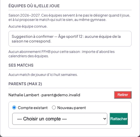 Fiche d'un arbitre mineur : équipes où il joue, puis Parents (max 2) avec un parent rattaché, le bouton Retirer, et le choix Compte existant ou Nouveau parent