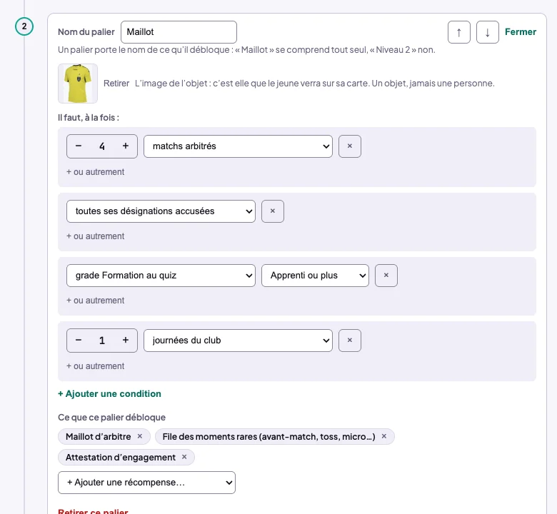 Le palier Maillot déplié : nom, photo du maillot d'arbitre, conditions 4 matchs arbitrés, toutes ses désignations accusées, grade Apprenti au quiz, 1 journée du club, et ce qu'il débloque