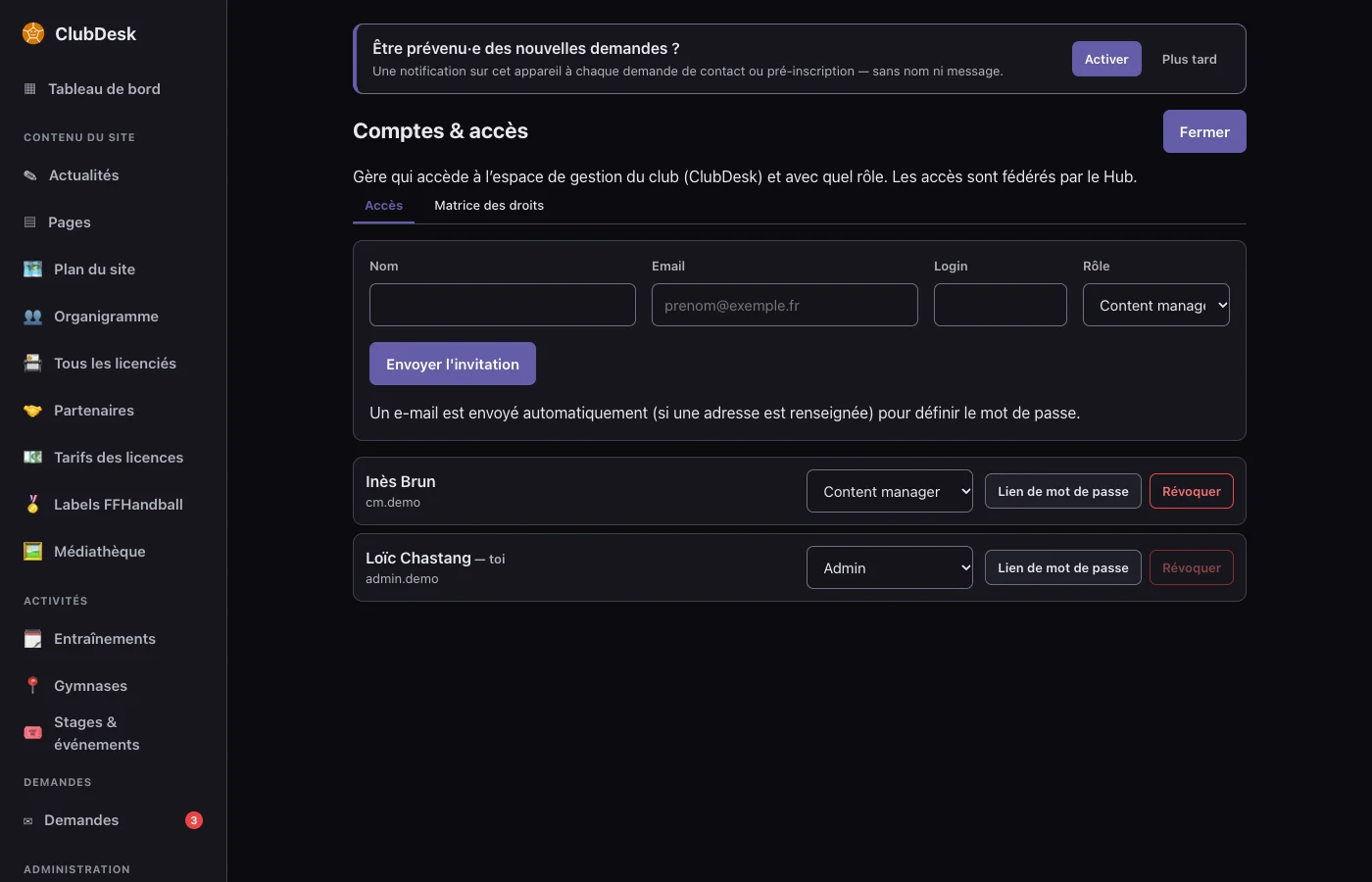 Comptes et accès, vu par l'admin : le formulaire d'invitation avec Nom, Email, Login et Rôle, le bouton Envoyer l'invitation, puis la liste des accès avec leur rôle, Lien de mot de passe et Révoquer