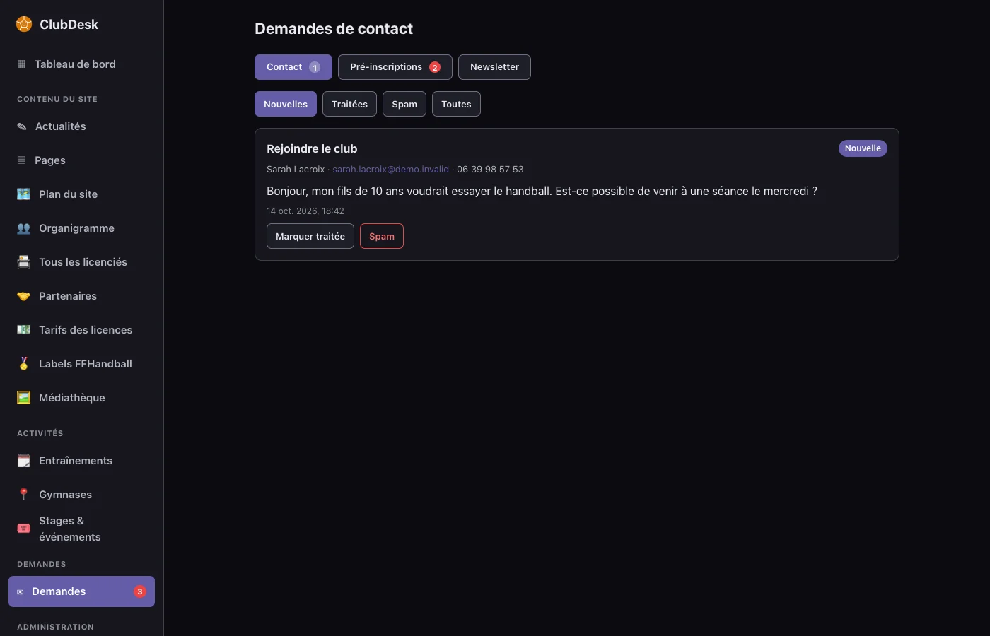 Demandes de contact : les onglets Contact, Pré-inscriptions et Newsletter, les filtres Nouvelles, Traitées, Spam, Toutes, et une demande Rejoindre le club avec Marquer traitée et Spam