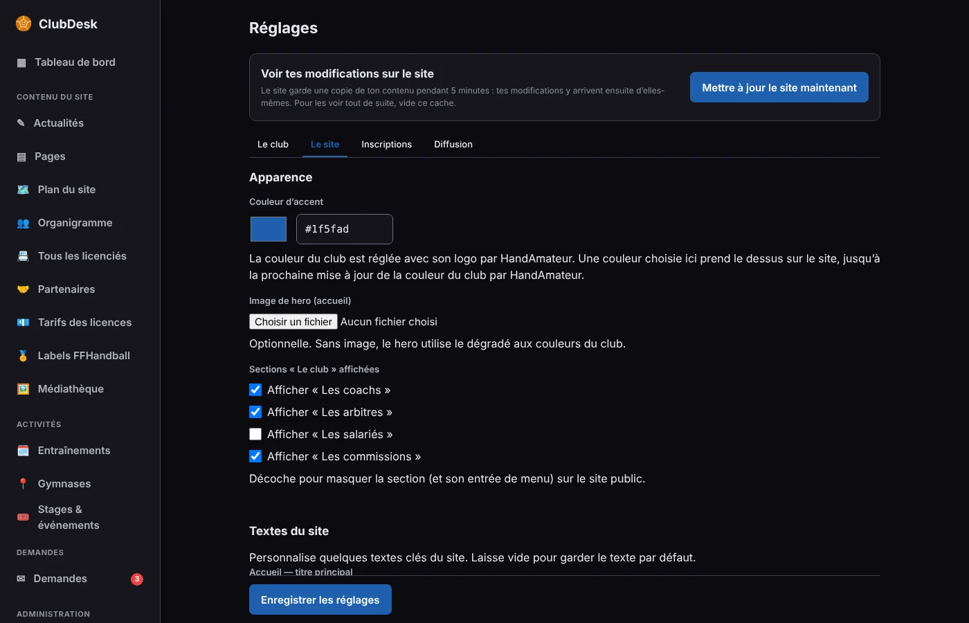 Réglages : en tête, Voir tes modifications sur le site avec Mettre à jour le site maintenant ; les onglets Apparence, Identité, Liens et réseaux, Inscriptions, Textes ; l'onglet Apparence avec la couleur, l'image d'accueil et les sections affichées