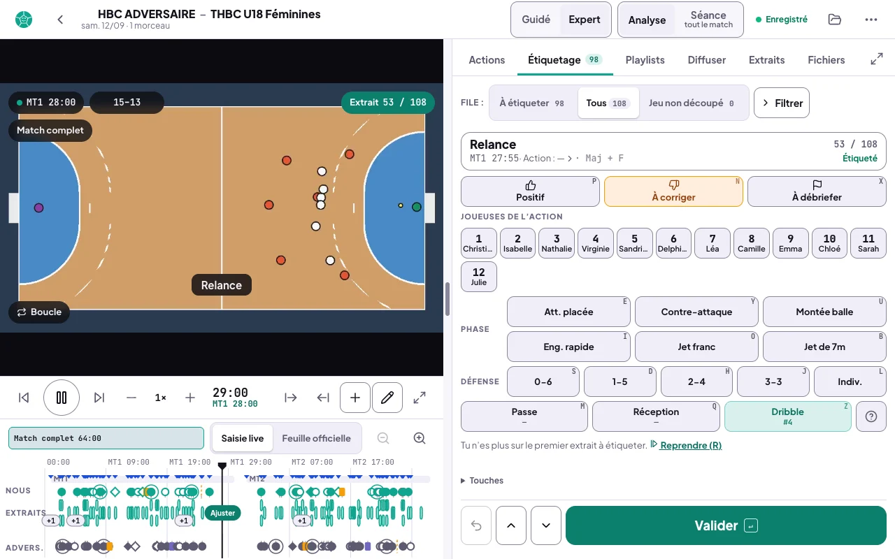 Le poste d'analyse sur une tablette de 1280 sur 800, la séparation à la moitié : à gauche la vidéo, la barre du lecteur et, dessous, la frise (Nous, Extraits et la ligne de l'adversaire) ; à droite le panneau, ses onglets Actions, Étiquetage, Playlists, Diffuser, Extraits et Fichiers, l'onglet Étiquetage ouvert, File Tous 108, l'extrait Relance 53 sur 108 avec son pavé