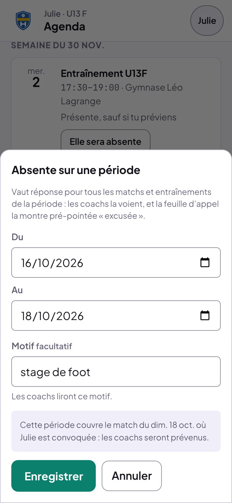 Feuille Absente sur une période, ouverte par un parent sur le profil de Julie : Du 16/10/2026 au 18/10/2026, motif stage de foot, Les coachs liront ce motif ; Cette période couvre le match du dim. 18 oct. où Julie est convoquée : les coachs seront prévenus ; Enregistrer, Annuler