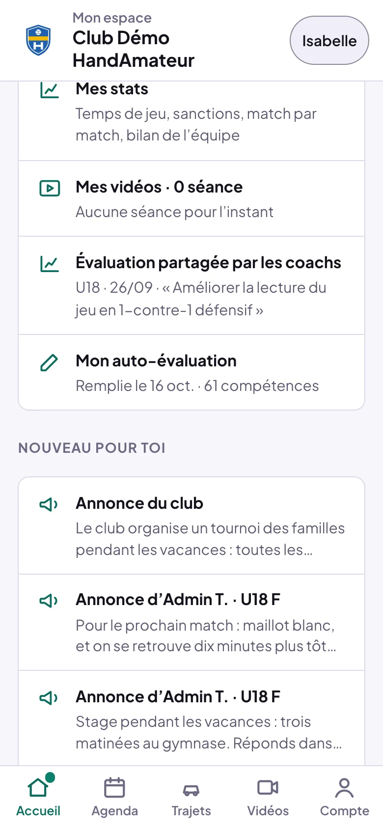 Accueil d'une joueuse, plus bas : Mes stats, Temps de jeu, sanctions, match par match, bilan de l'équipe ; Mes vidéos, 0 séance ; Évaluation partagée par les coachs, avec une piste de progrès ; Mon auto-évaluation, remplie le 16 oct., 61 compétences ; Nouveau pour toi, trois annonces