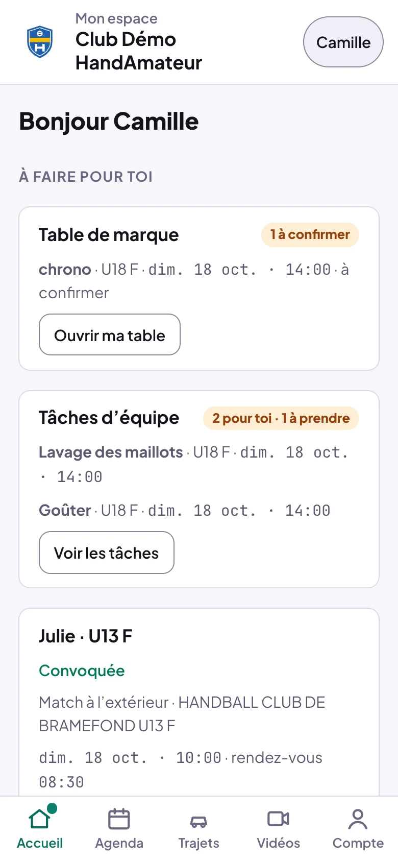 Accueil d'un parent sur téléphone : Bonjour Camille ; À faire pour toi, Table de marque 1 à confirmer, chrono U18 F dim. 18 oct. 14:00 à confirmer, Ouvrir ma table ; Tâches d'équipe, 2 pour toi, 1 à prendre, Lavage des maillots et Goûter, Voir les tâches ; puis la carte de Julie U13 F, Convoquée, match à l'extérieur, rendez-vous 08:30 ; en bas la barre Accueil, Agenda, Trajets, Vidéos, Compte