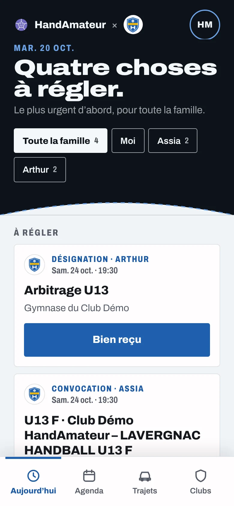 Aujourd'hui chez un parent de deux enfants : le titre qui compte ce qui reste à régler, les puces Toute la famille, Moi et les prénoms des enfants, puis les cartes À régler, chacune avec le club, l'enfant concerné et les boutons de réponse ; en bas la barre Aujourd'hui, Agenda, Trajets, Clubs
