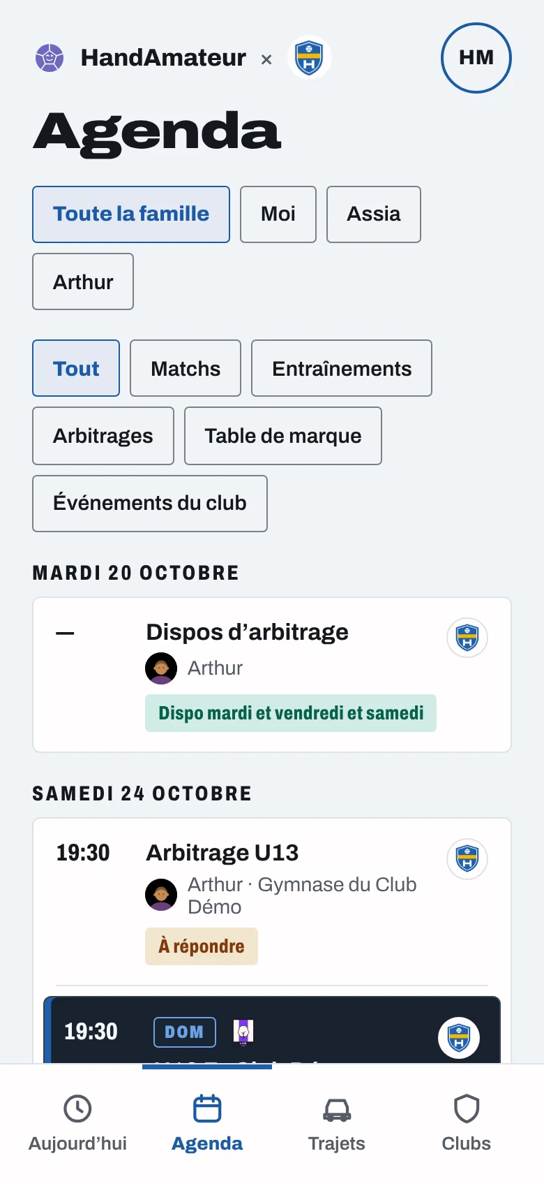 Agenda d'un parent : le filtre Toute la famille, puis les jours de la semaine avec les matchs et les entraînements des deux enfants, l'avatar de chacun sur sa ligne, et les étiquettes À répondre