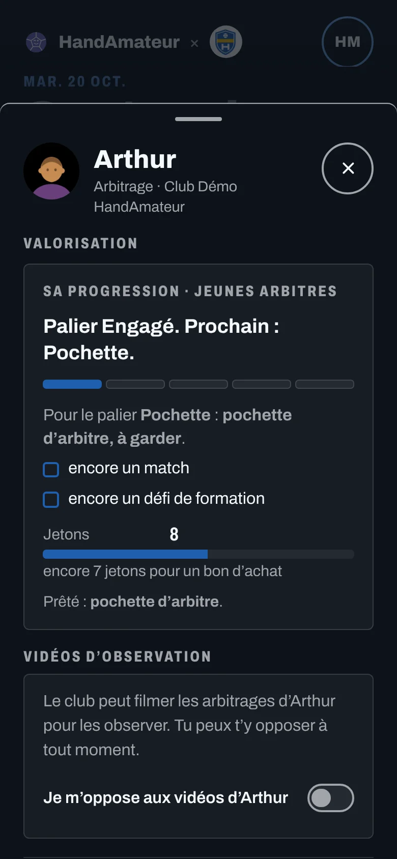 Fiche d'arbitre d'Arthur ouverte par sa mère : Valorisation, avec sa progression, le palier atteint, ce qui manque pour le suivant, ses jetons et ce qui lui est prêté ; puis Vidéos d'observation, avec l'interrupteur Je m'oppose aux vidéos d'Arthur